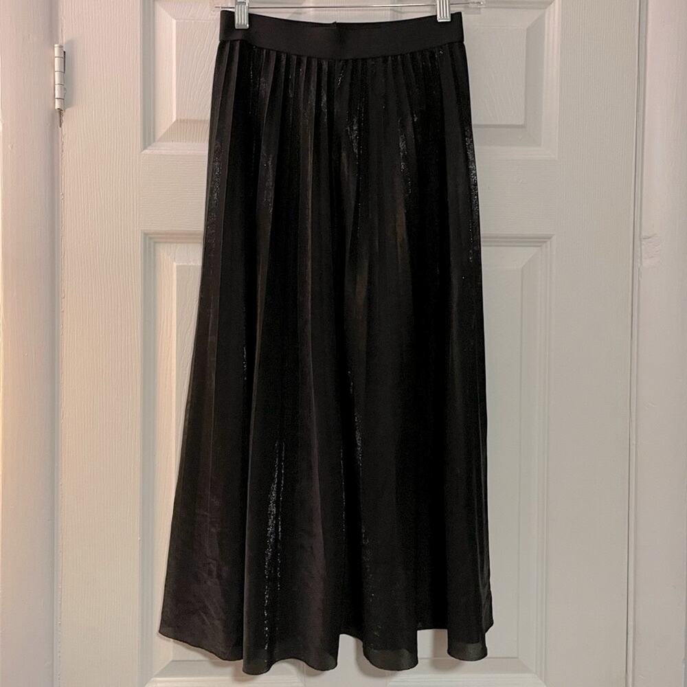 3/$30 || {No Label} Black Iridescent Pleated Skirt - Size Unknown